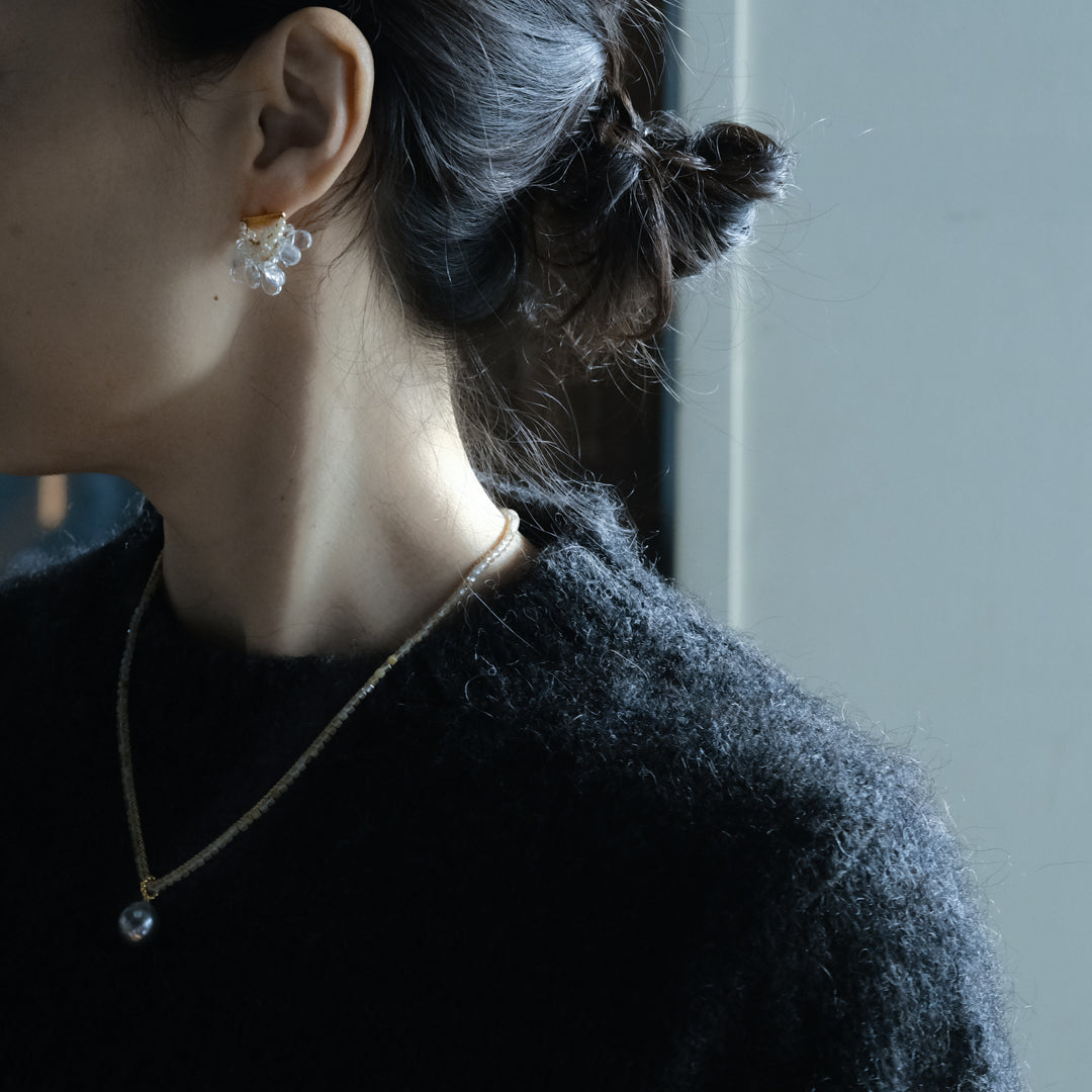 光をまとって揺れる、パールを主役にしたピアス – Envelope