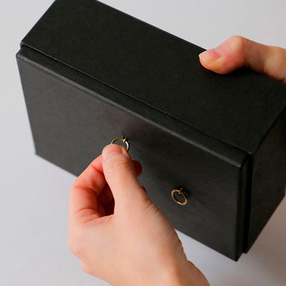 裏には金具付き