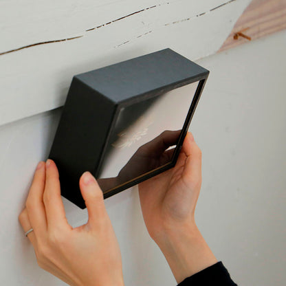 壁にかけて飾ることができます