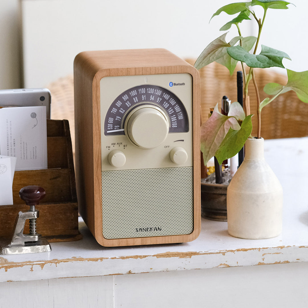 コンパクトなスペースに置ける、木製パネルのラジオスピーカー