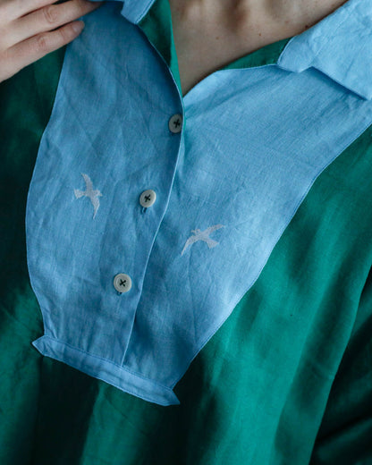 胸元には鳥の刺繍