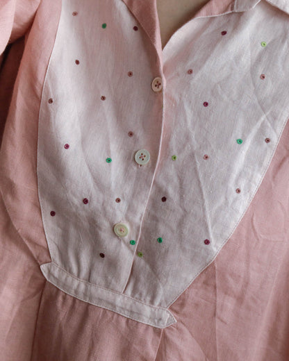 胸元はカラフルなドット刺繍