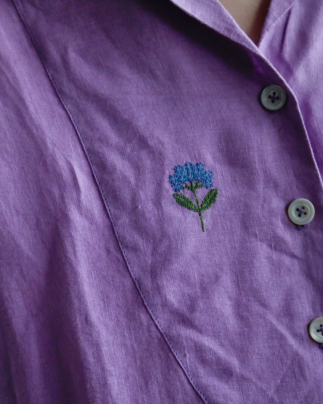 胸元には紫陽花の刺繍