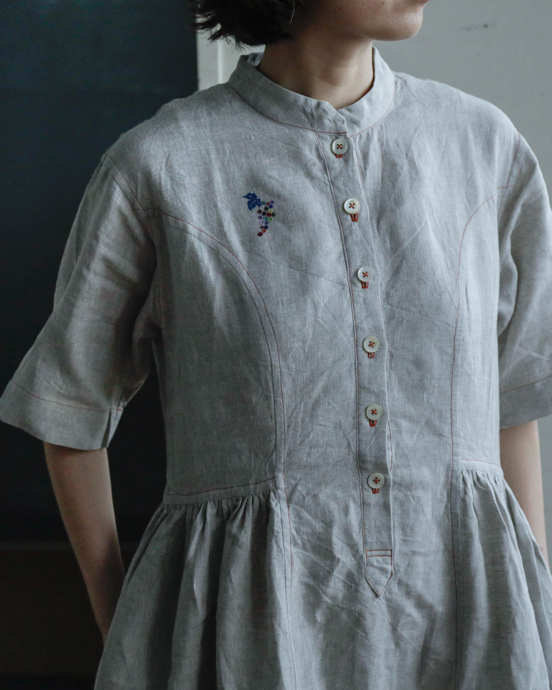 胸元には葡萄の刺繡