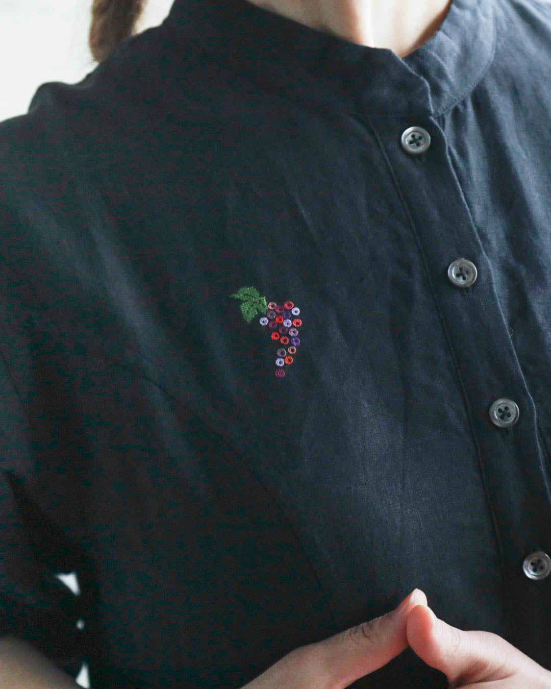 胸元には葡萄の刺繍