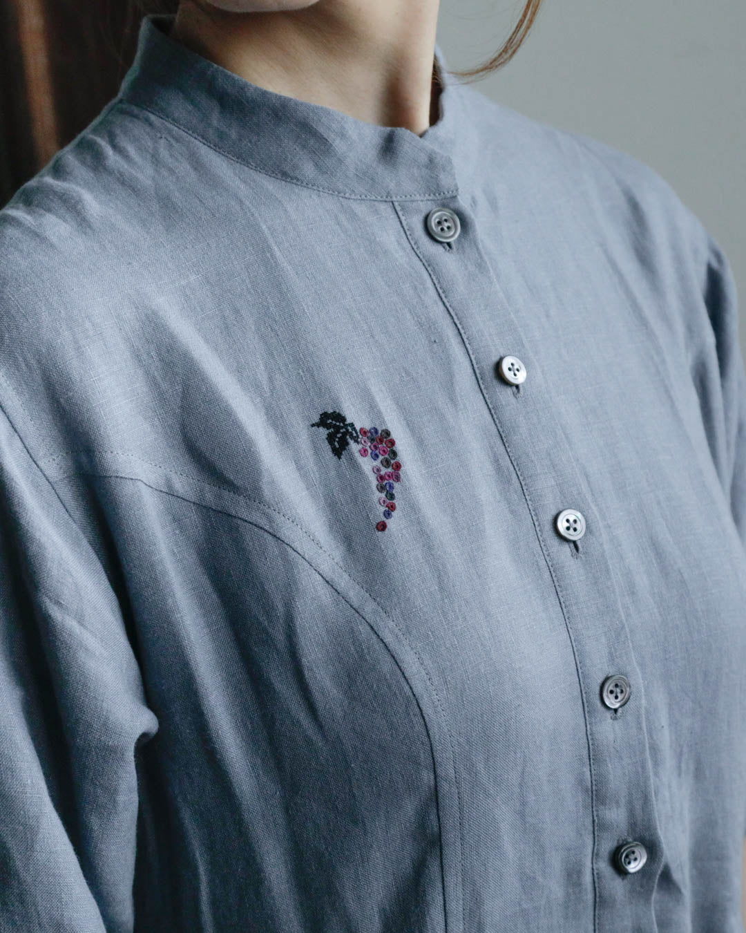 胸元に葡萄の刺繍