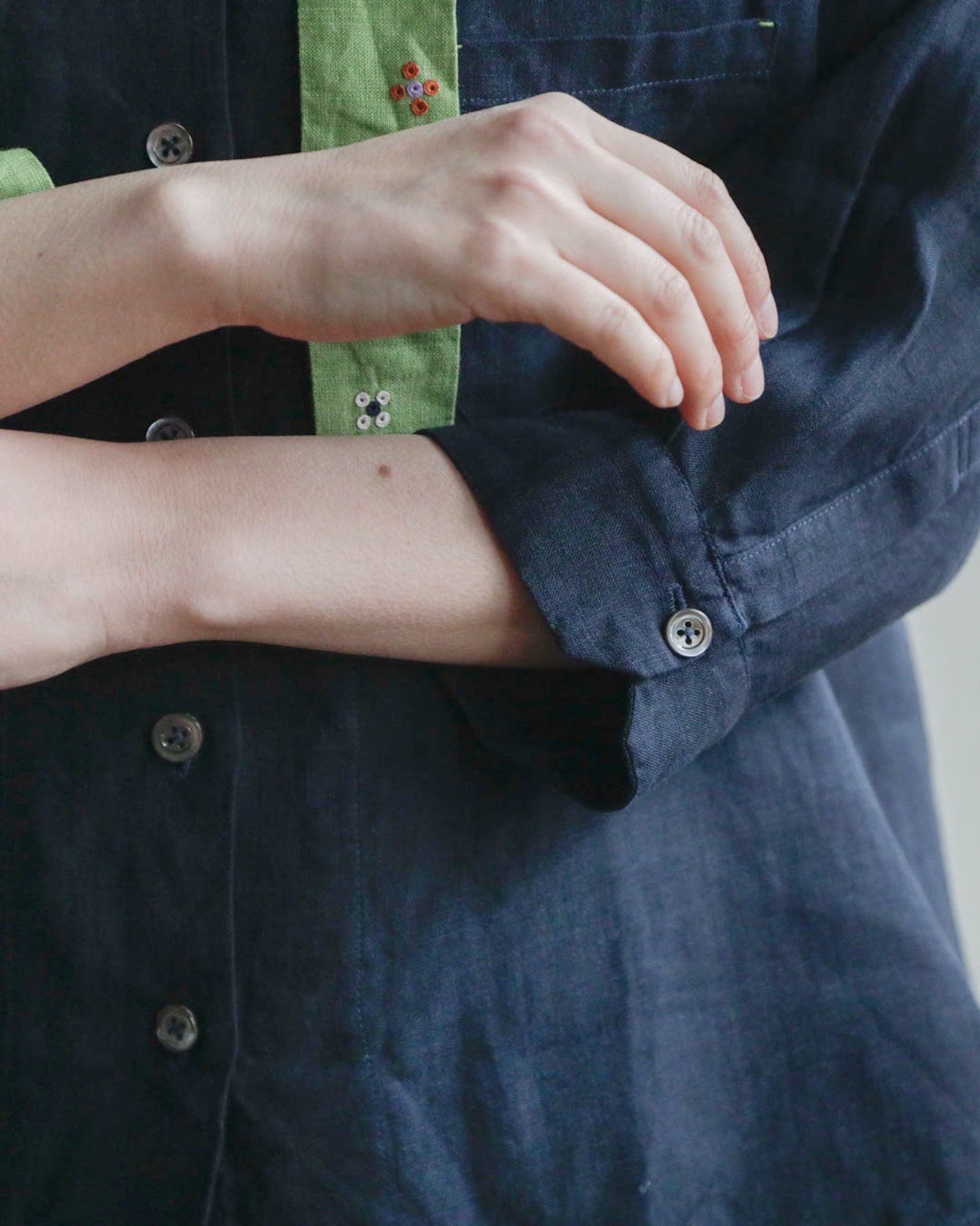 ENYO／TC26-2 タイカラーのブラウス ブルーマリン×アボカ