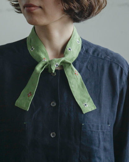 タイカラーには赤と白の花の刺繍