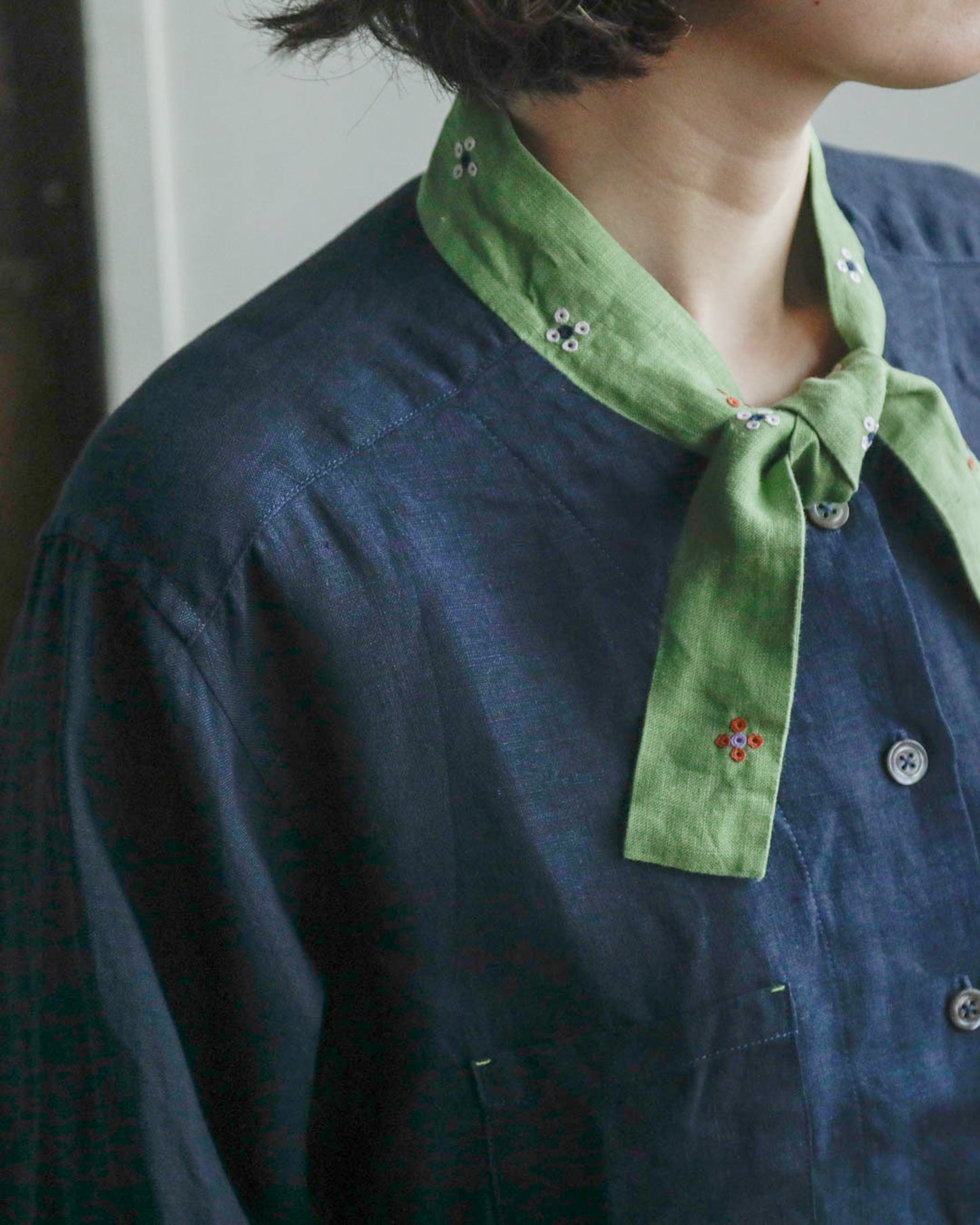 ENYO／TC26-2 タイカラーのブラウス ブルーマリン×アボカ