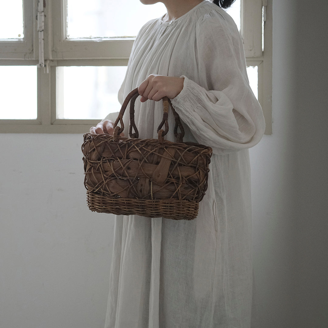 革バッグのような趣きの「乱れ編み」のかご – Envelope - エンベロープ