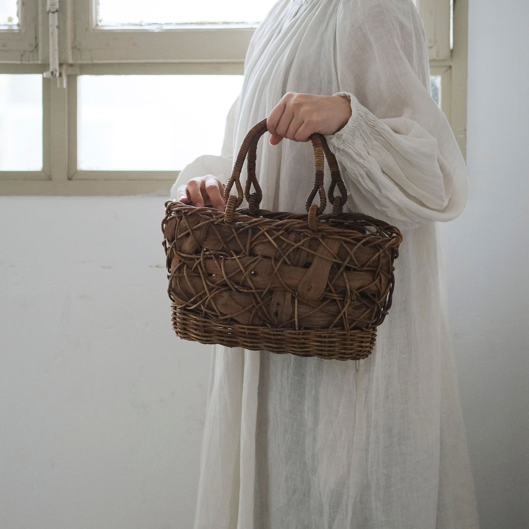 革バッグのような趣きの「乱れ編み」のかご – Envelope - エンベロープ