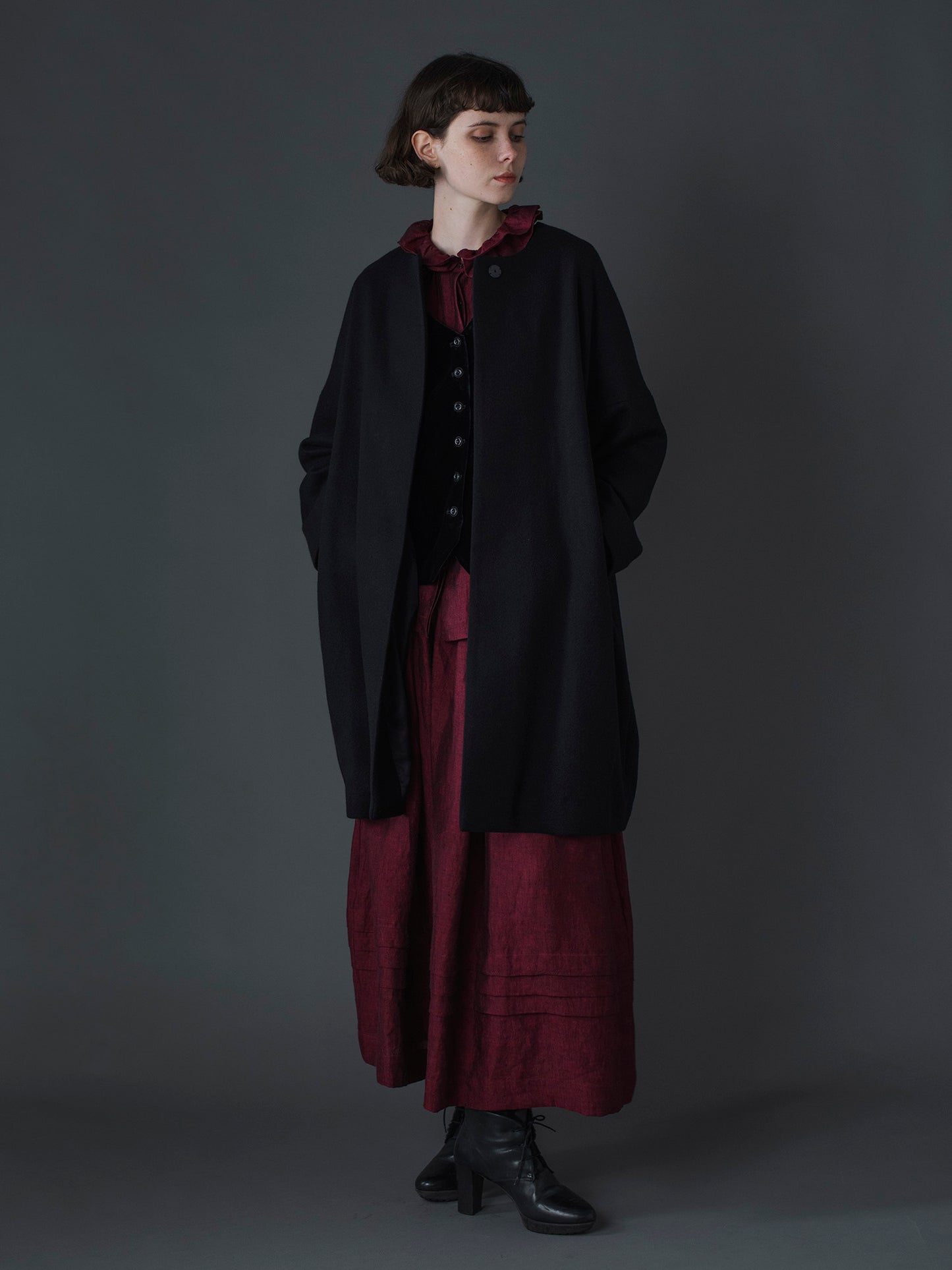 ブラウス：レイチェル、スカート：ローレン、ジレ：リュドヴィック（11/7ご紹介予定）