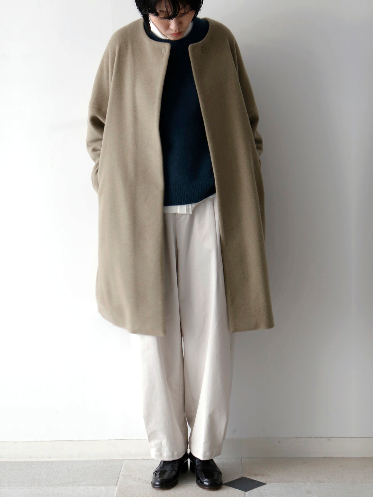 コート：ノヴェッラ、ニット：ヒューゴ、ブラウス：アンセルム（モデル身長166cm）