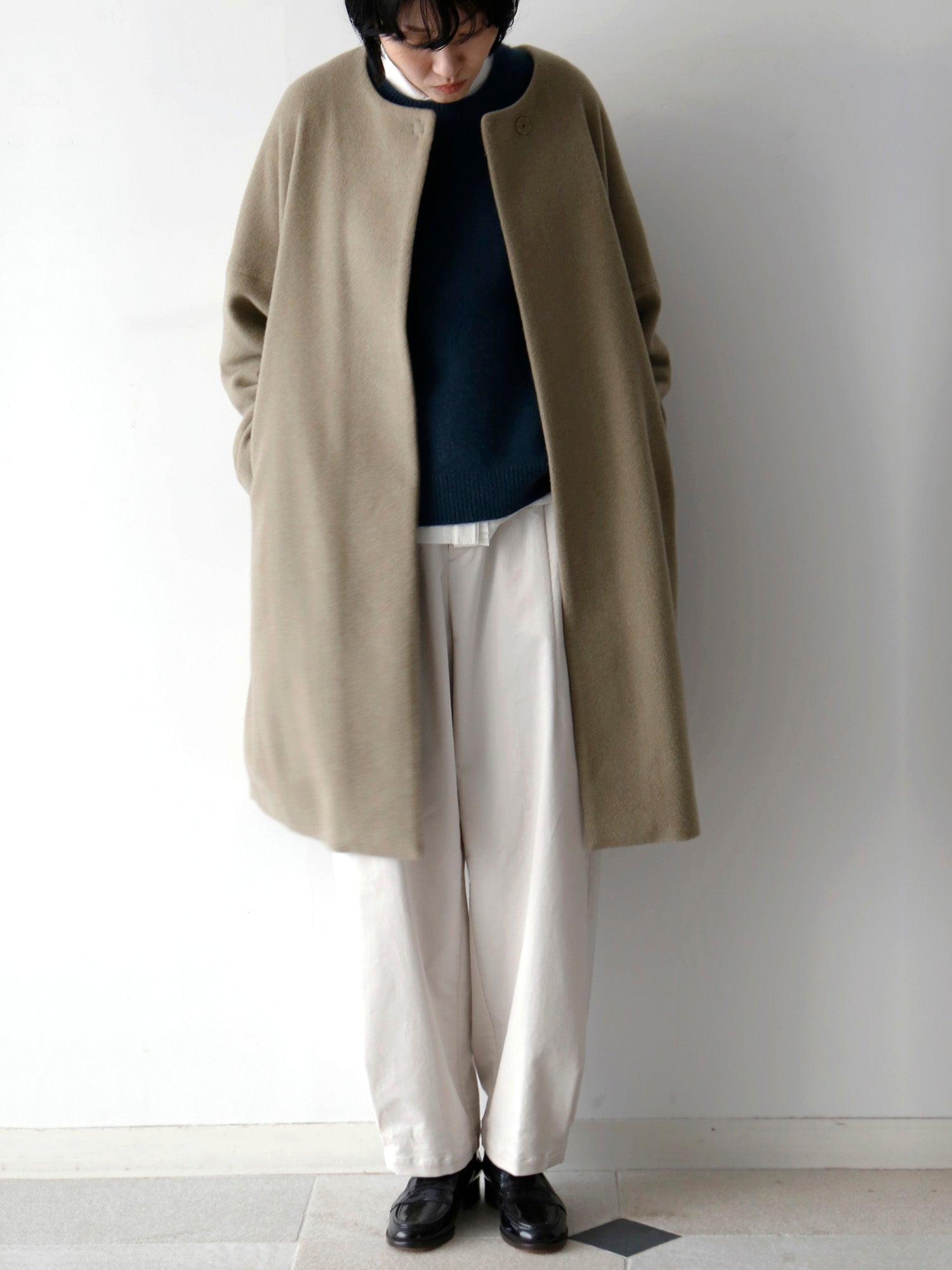 コート：ノヴェッラ、ニット：ヒューゴ、ブラウス：アンセルム（モデル身長166cm）