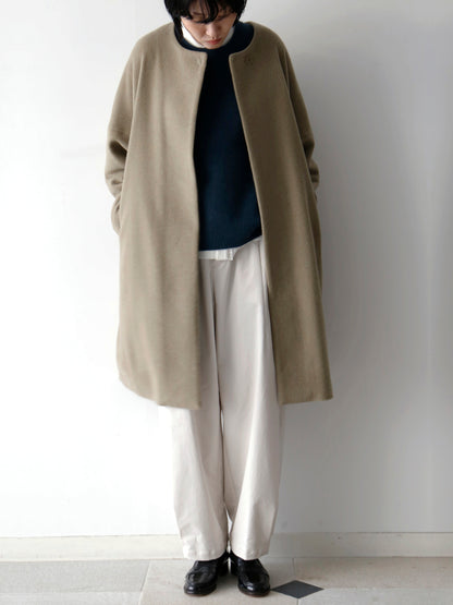 コート：ノヴェッラ、ニット：ヒューゴ、ブラウス：アンセルム（モデル身長166cm）