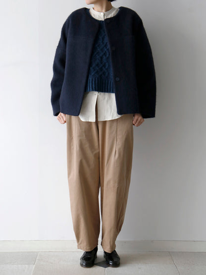 ニット：ジョン、ブラウス：ボドワン、コート：リディオ（モデル身長166cm）