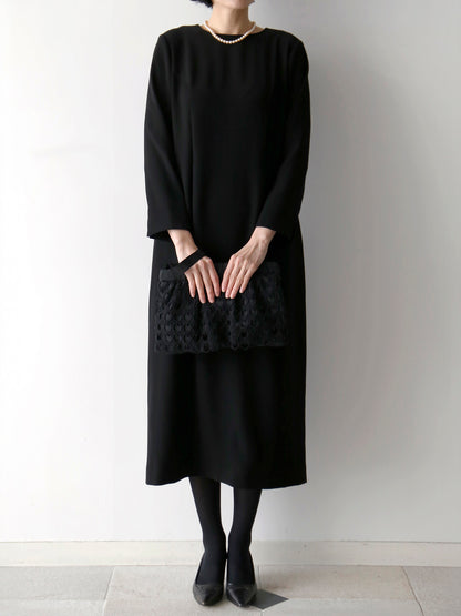 バッグ：クラッチ・ウフ（モデル身長166cm）