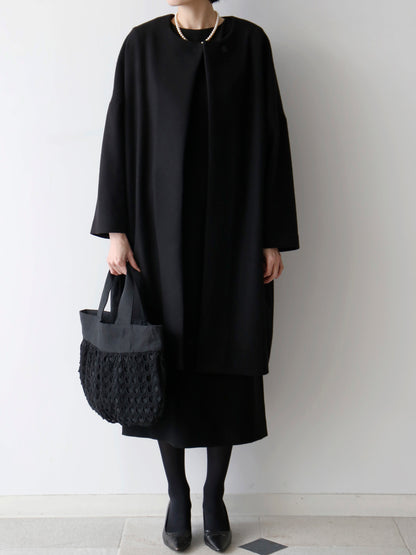 コート：ノヴェッラ、バッグ：サック・ウフ（モデル身長166cm）