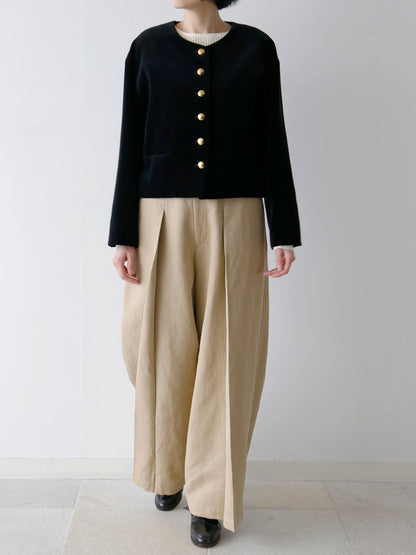 カットソー：シシリア、パンツ：コリー（モデル身長166cm）