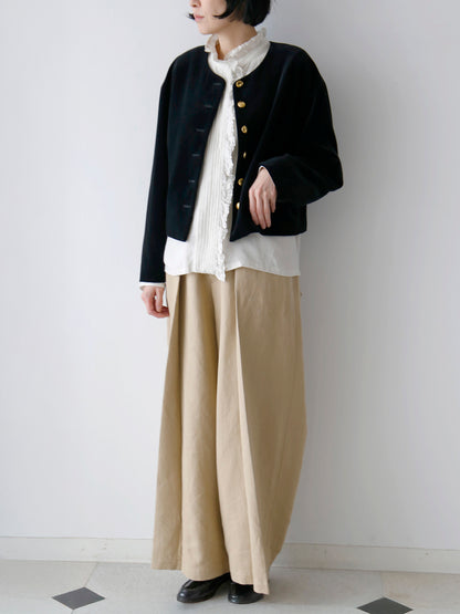 ブラウス：エロイーズ/アンティークホワイト（完売）、パンツ：コリー（モデル身長166cm）