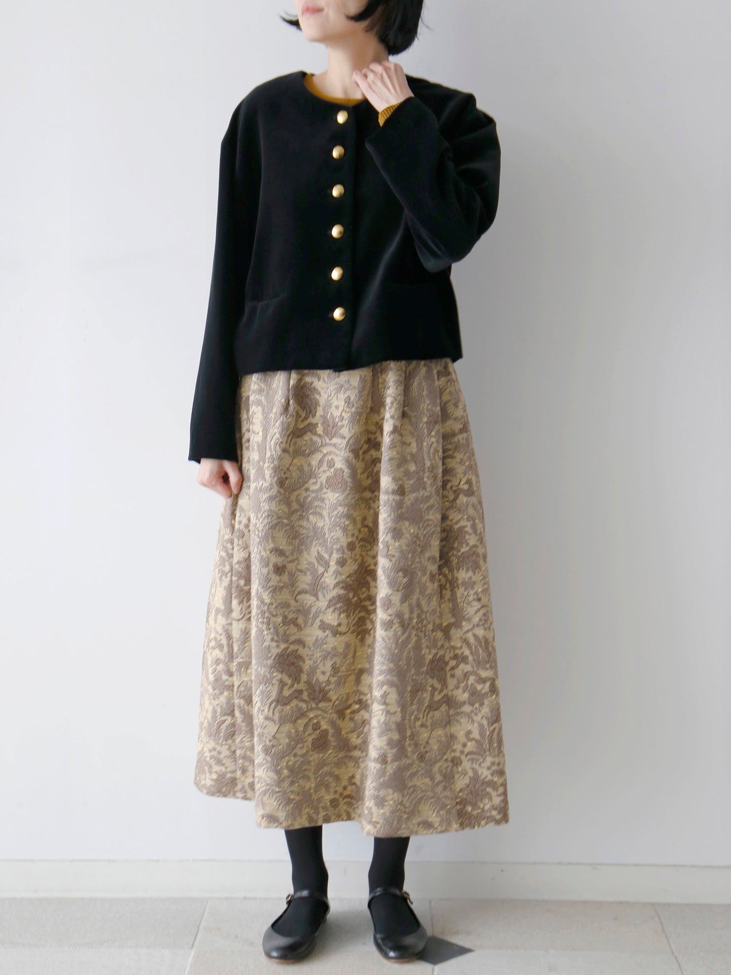 カットソー：シシリア、スカート：ニルデ（モデル身長166cm）