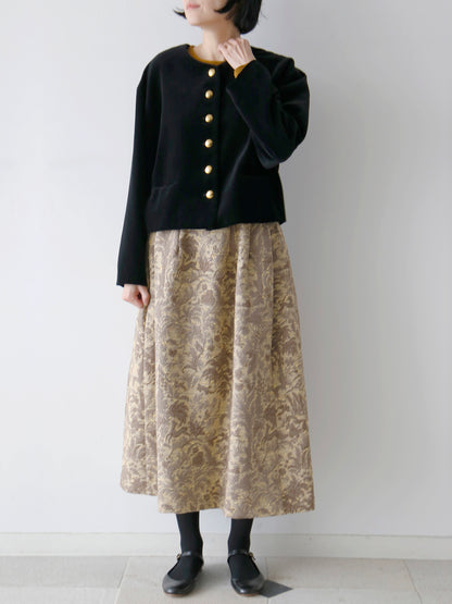 カットソー：シシリア、スカート：ニルデ（モデル身長166cm）