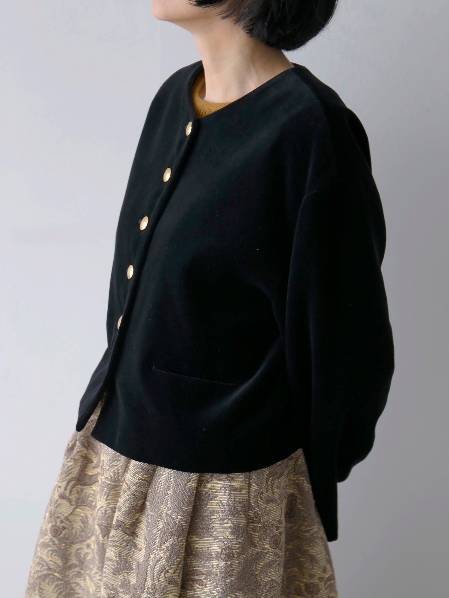 カットソー:シシリア、スカート:ニルデ(モデル身長166cm)