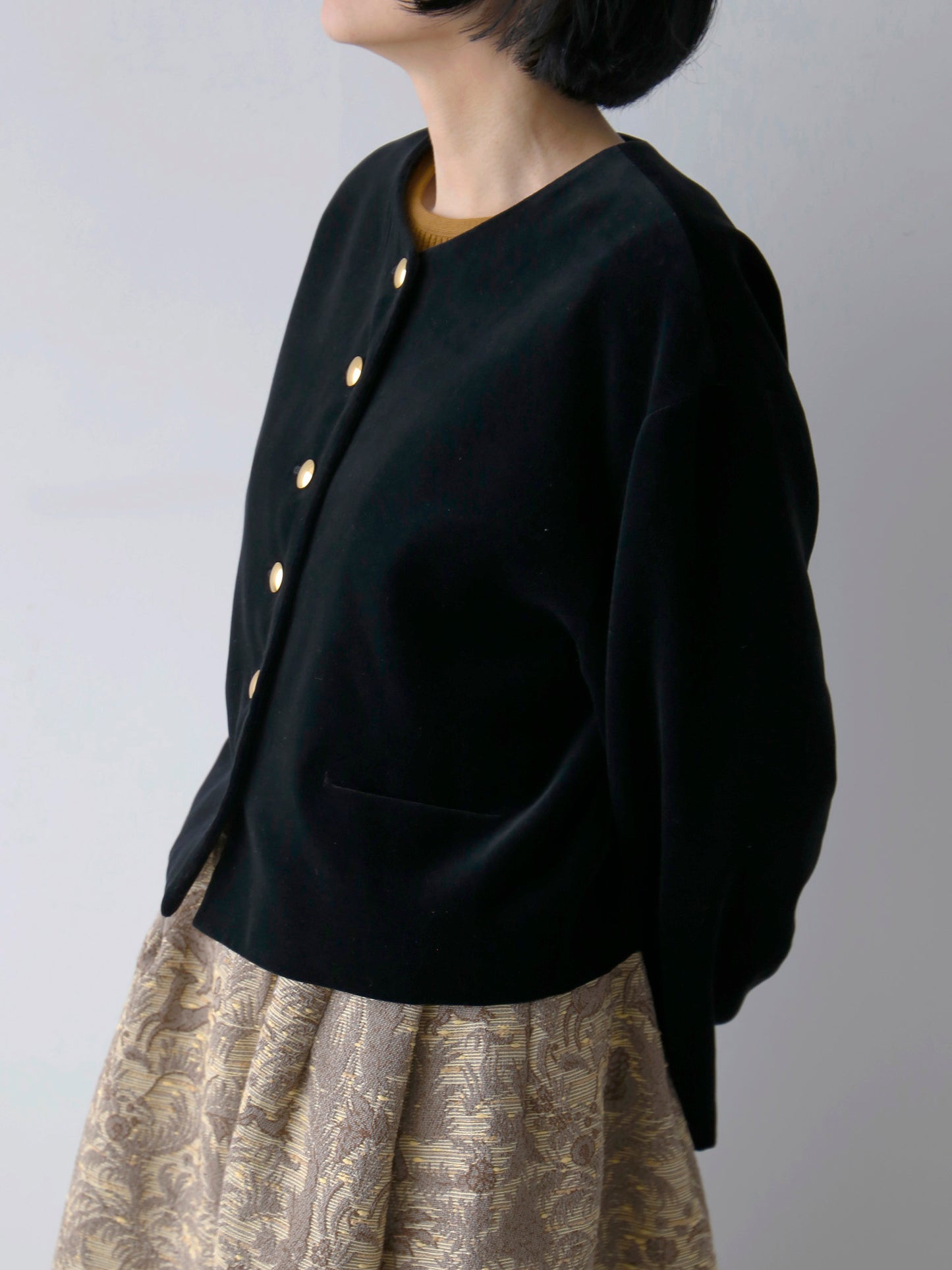 カットソー：シシリア、スカート：ニルデ（モデル身長166cm）