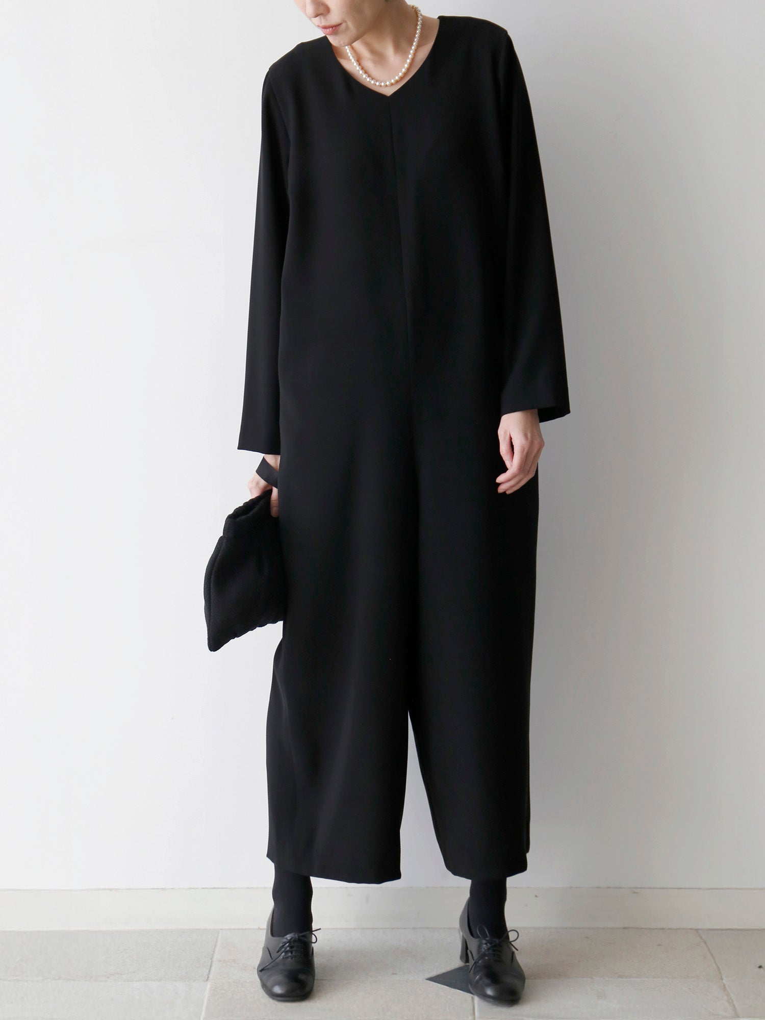 バッグ：クラッチ・ノアール（モデル身長166cm）