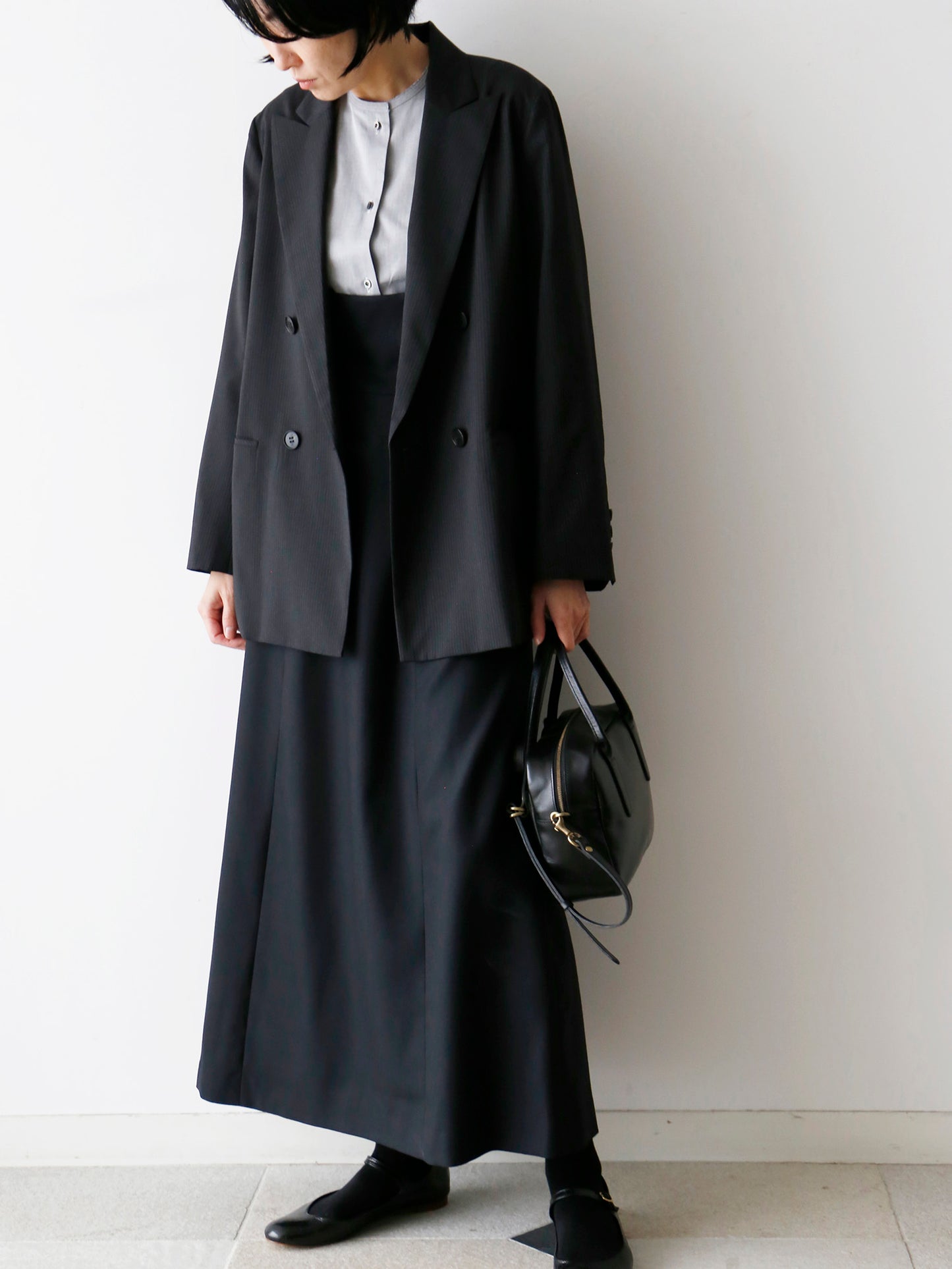 ストライプ38着用（モデル身長166cm）、ブラウス：ドニーズ、ジャンパースカート：アリス、バッグ：サック・クイール・ジジ