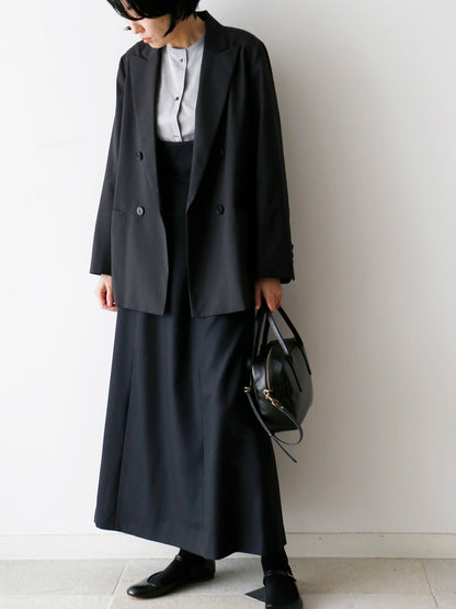 ストライプ38着用（モデル身長166cm）、ブラウス：ドニーズ、ジャンパースカート：アリス、バッグ：サック・クイール・ジジ