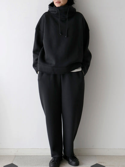 パーカー：ベン、パンツ：ルーク（モデル身長166cm）