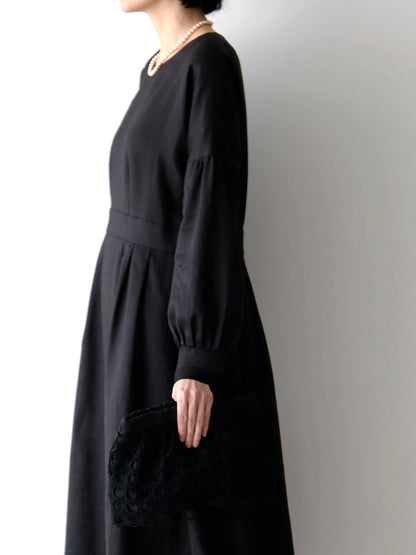 バッグ：クラッチ・ウフ（モデル身長166cm）