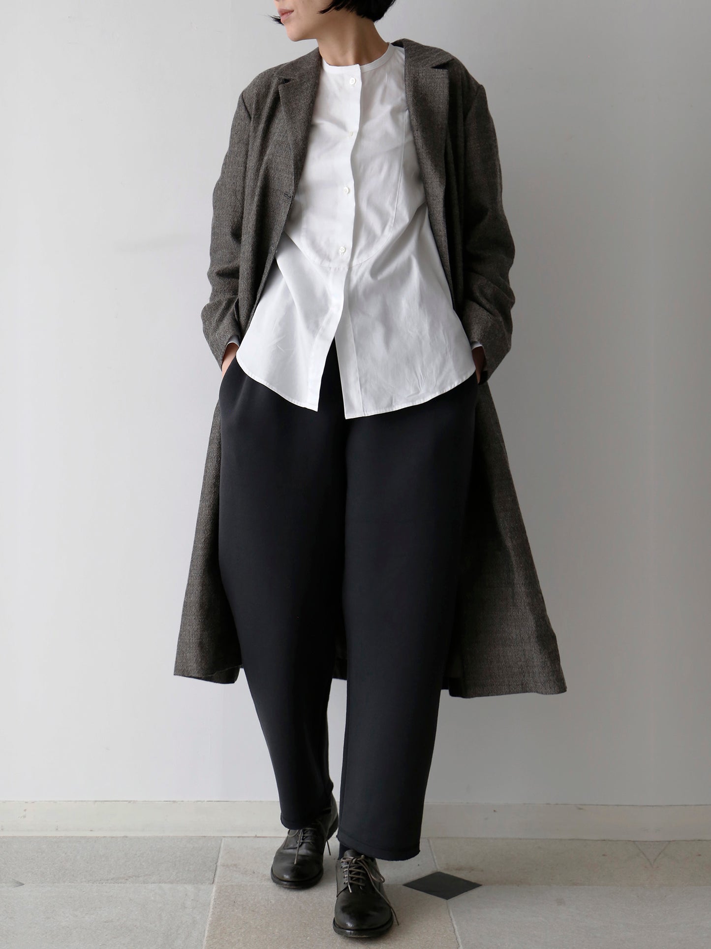 ブラウス：ドニーズ、コート：アレクサンドル（モデル身長166cm）