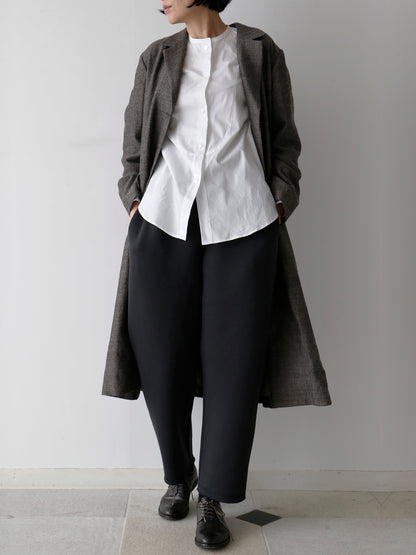 ブラウス：ドニーズ、コート：アレクサンドル（モデル身長166cm）