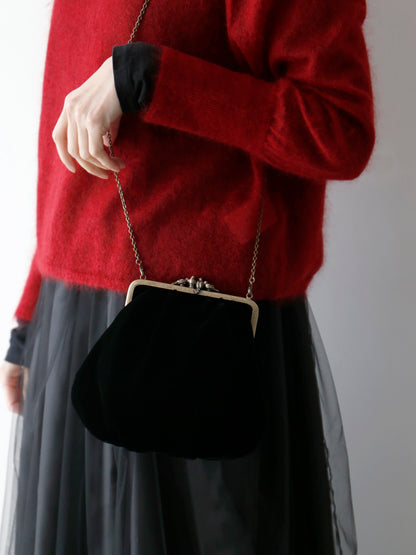 1重してショルダーバッグとして　ニット：ダリア、スカート：ノエリア