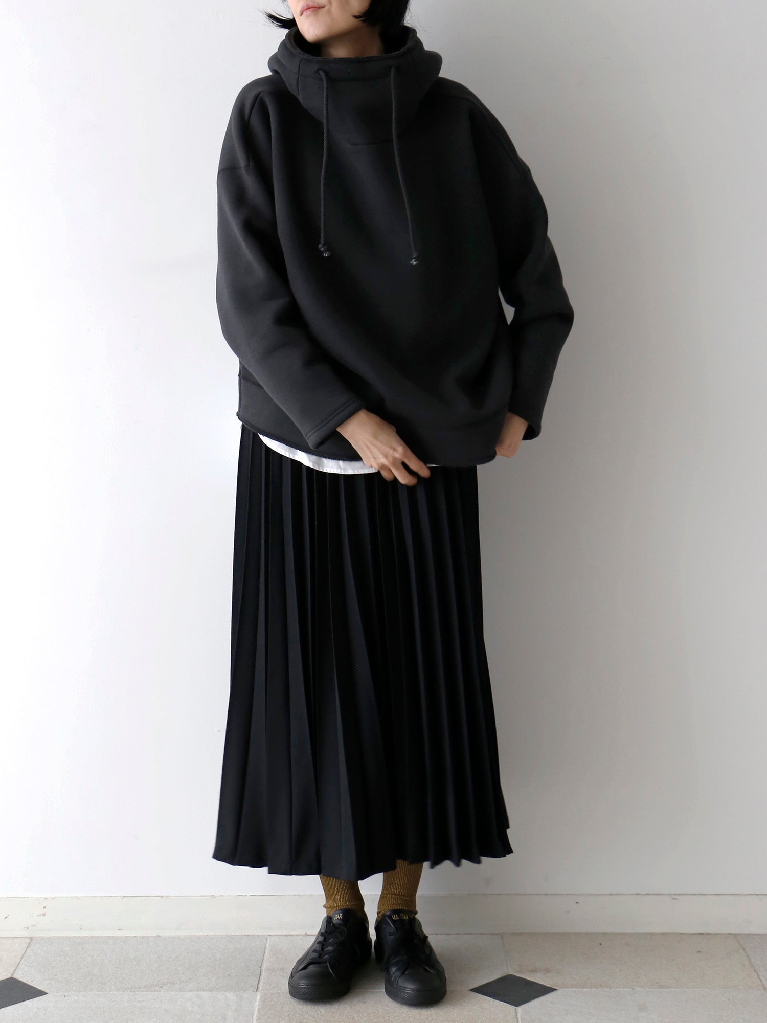 スカート：アンナリーナ、靴下：ショーセット・ジュジュ（モデル身長166cm）