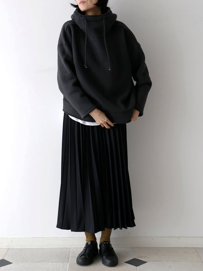 スカート：アンナリーナ、靴下：ショーセット・ジュジュ（モデル身長166cm）