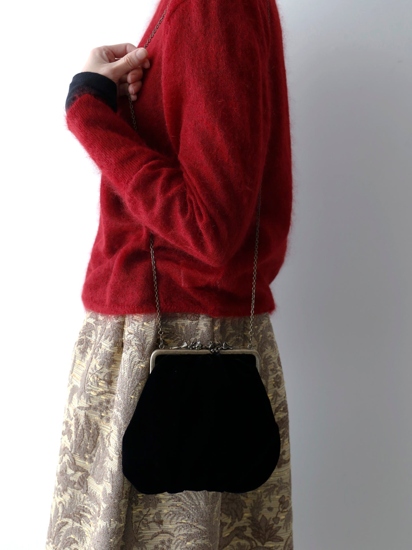 1重してショルダーバッグとして　ニット：ダリア、スカート：ニルデ