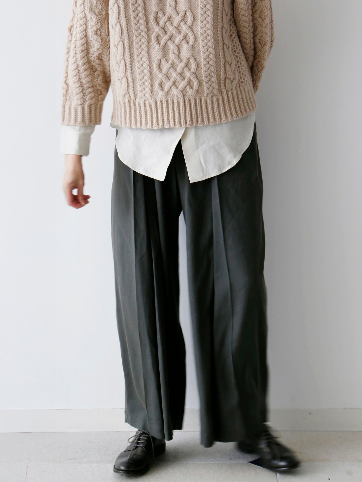 ニット：ジョン、ブラウス：ボドワン