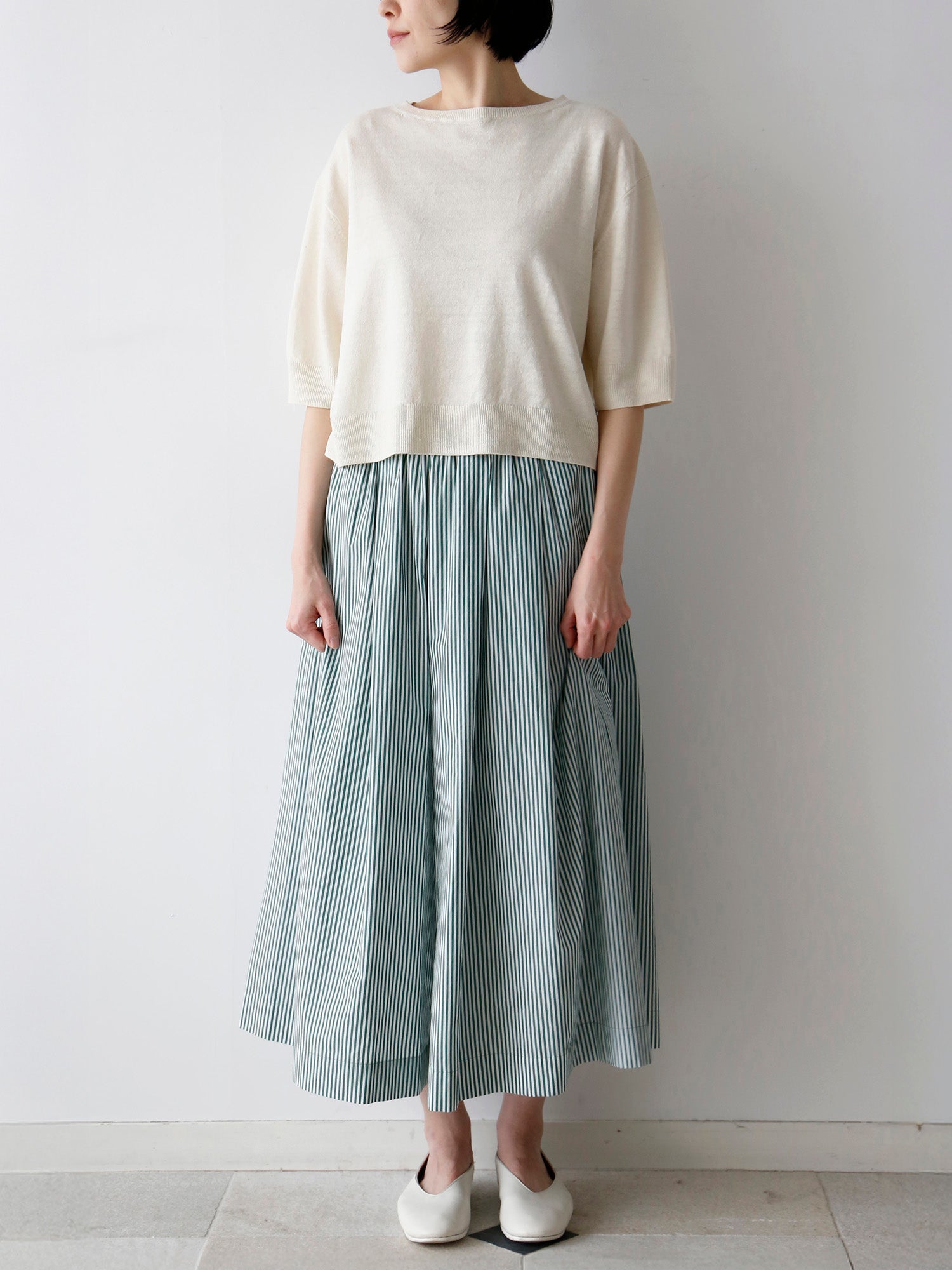 ニット：ネア（3月上～中旬お届け予定）（身長166cm）※サンプル画像（実際の丈は約4cm短いです）