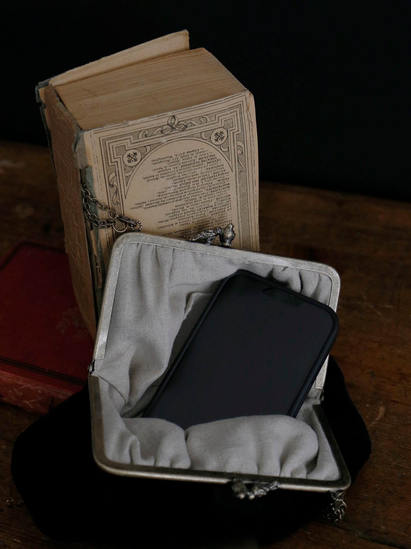 携帯電話も入ります