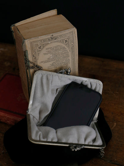 携帯電話も入ります