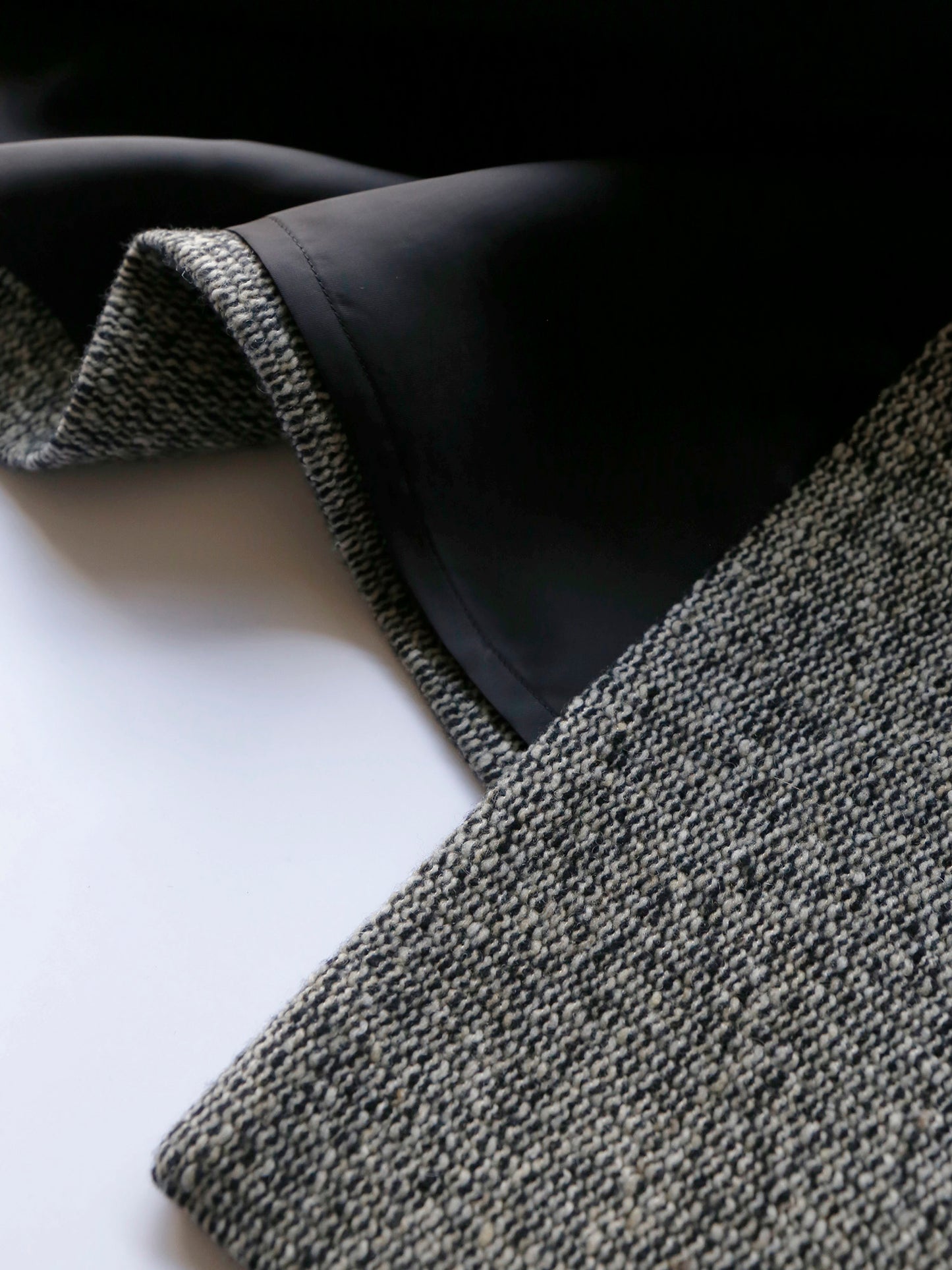 裾はフラシ仕立て