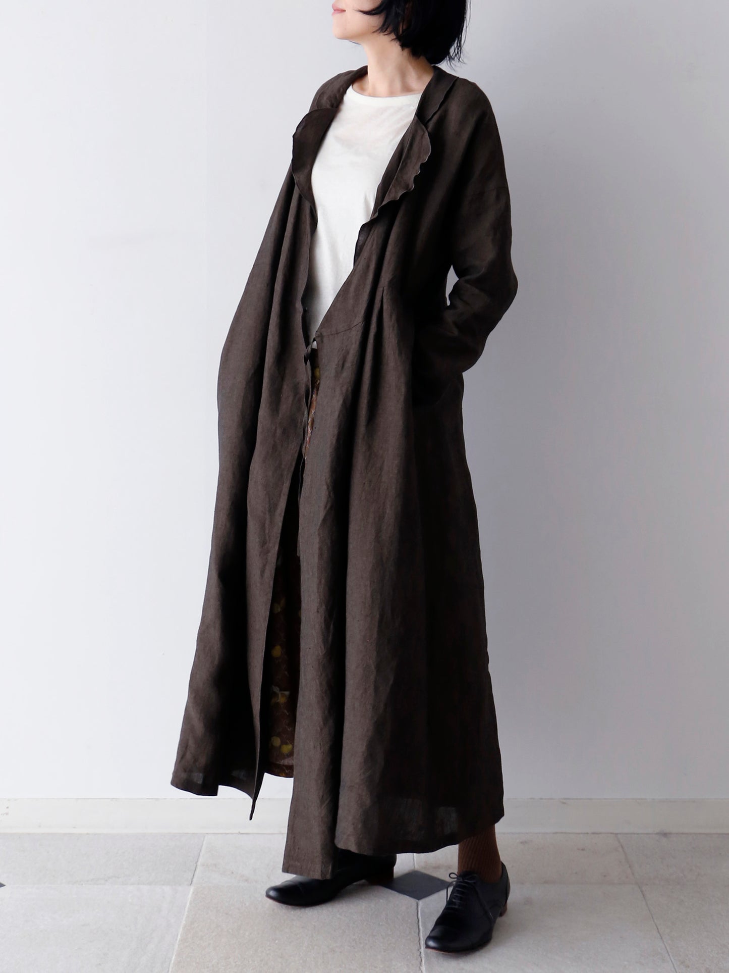 カットソー：HÉRNI No.30 ロングスリーブ、スカート：オンディーヌ / レ・ポワール（モデル身長166cm）