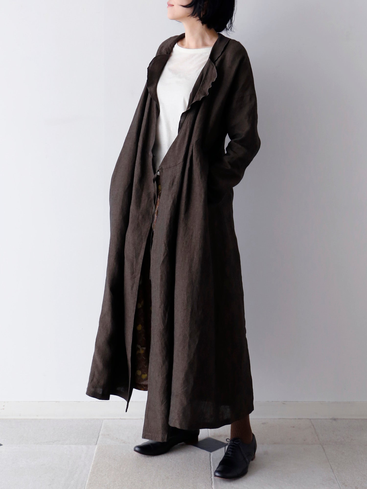 カットソー：HÉRNI No.30 ロングスリーブ、スカート：オンディーヌ / レ・ポワール（モデル身長166cm）