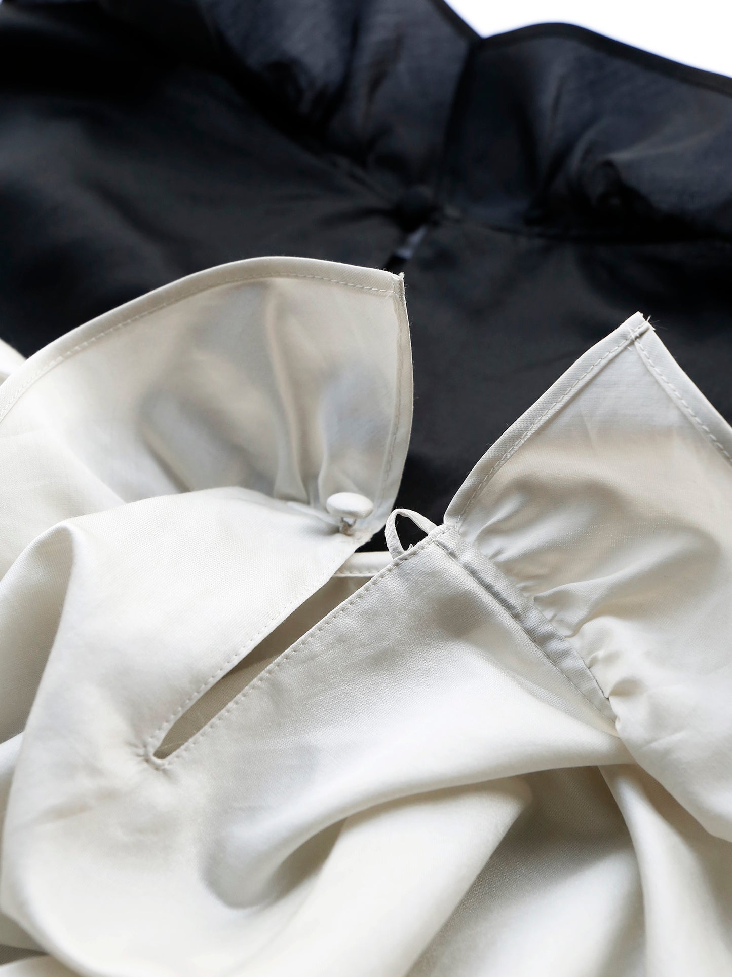 後ろの首もとにもくるみボタンつき