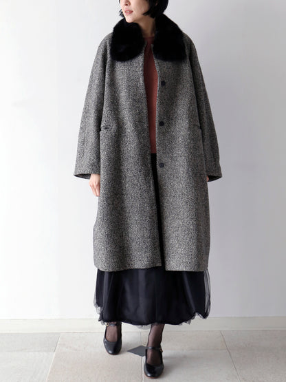 ニット：ヒューゴ、スカート：ノエリア（12月上旬予定）（モデル身長166cm）