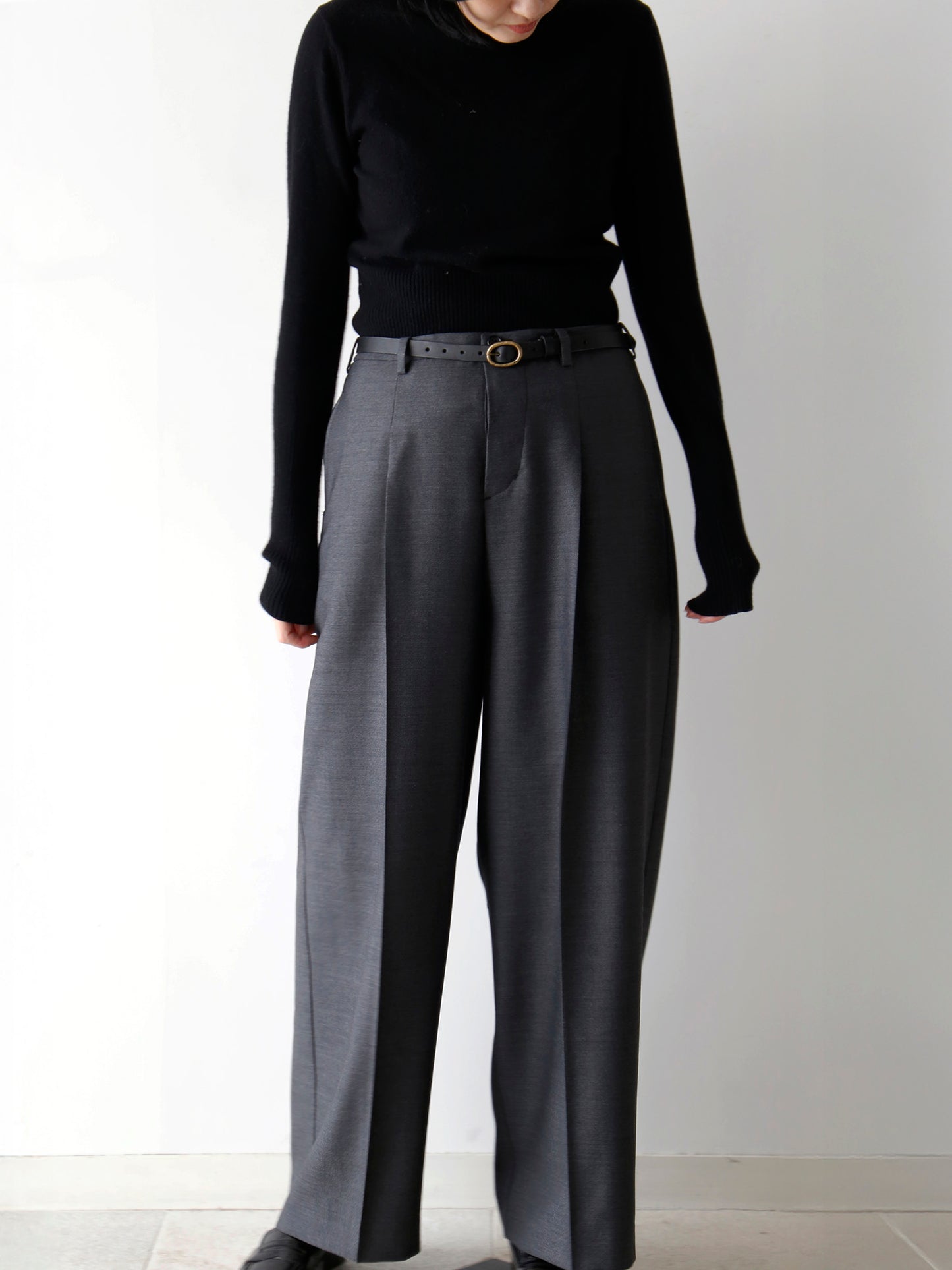 ニット：コルルール・トリコ、ベルト：サンチュール・クイール3（11月中旬ご紹介予定）（モデル身長166cm）