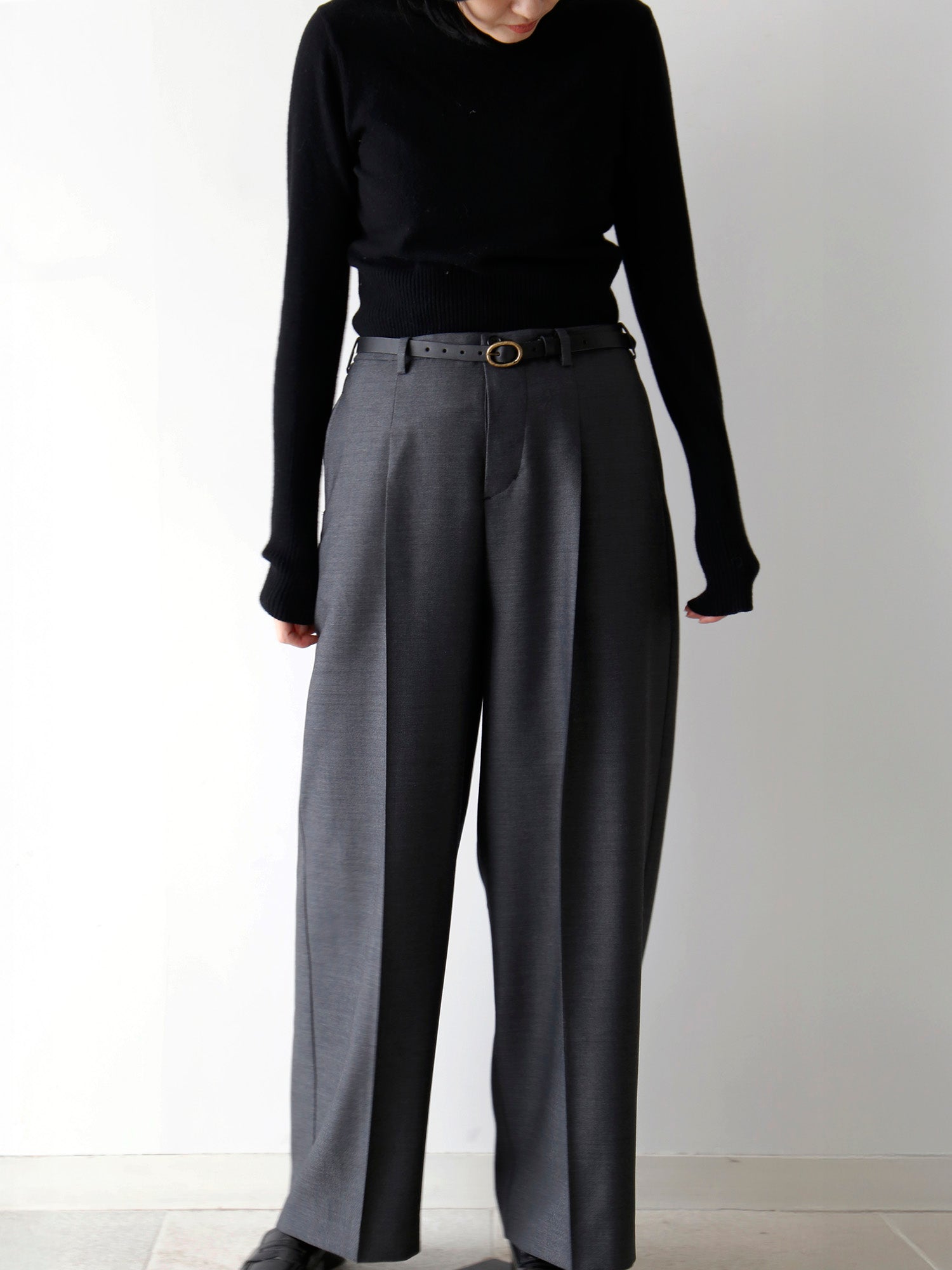 ニット：コルルール・トリコ、ベルト：サンチュール・クイール3（11月中旬ご紹介予定）（モデル身長166cm）